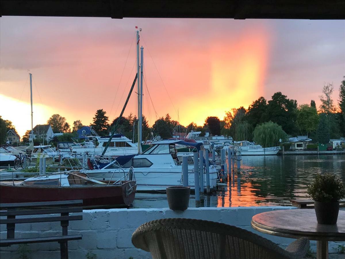 Tiny House Oder Auf Der Sunset Marina * Berlim